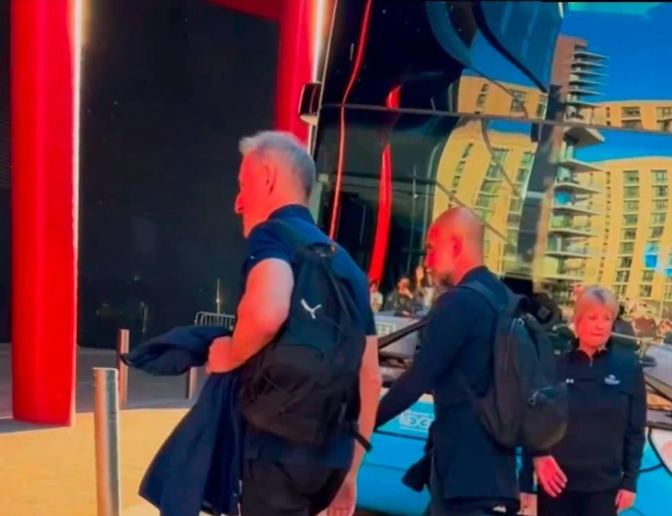 华体会体育app下载-一群枪手球迷聚在温布利，喊话瓜迪奥拉“让阿尔特塔拿英超”